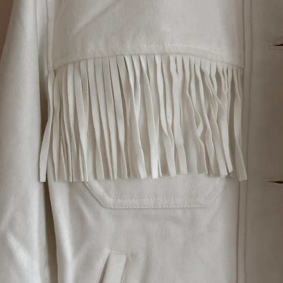 Levi's White Jacket with Cropped Length and Classic Collar - Picture 3 of 11